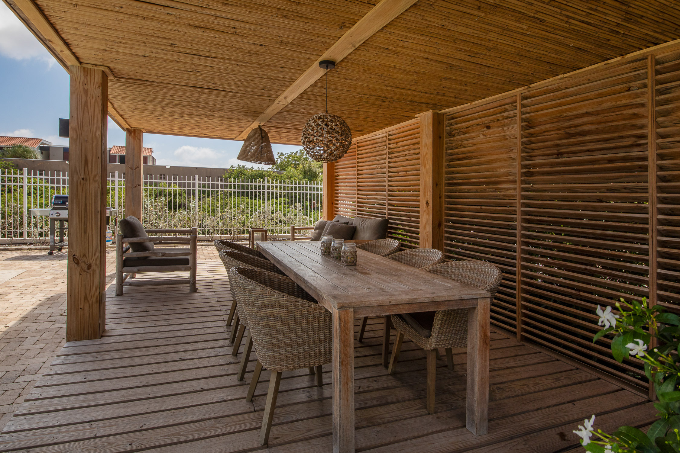 Loungebank en eethoek terras Villa Bajano