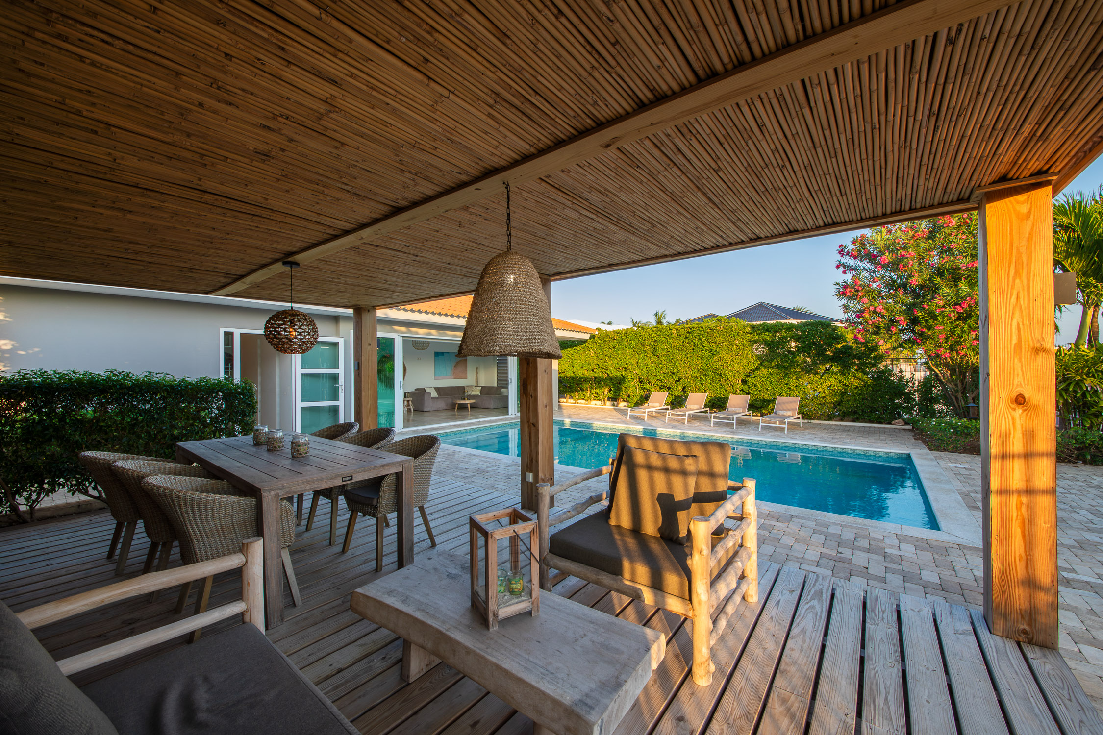 Terras en zwembad