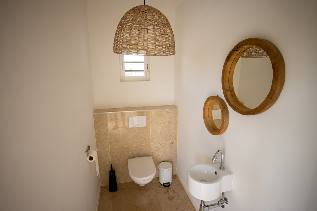 Toilet in de gang Villa Bajano
