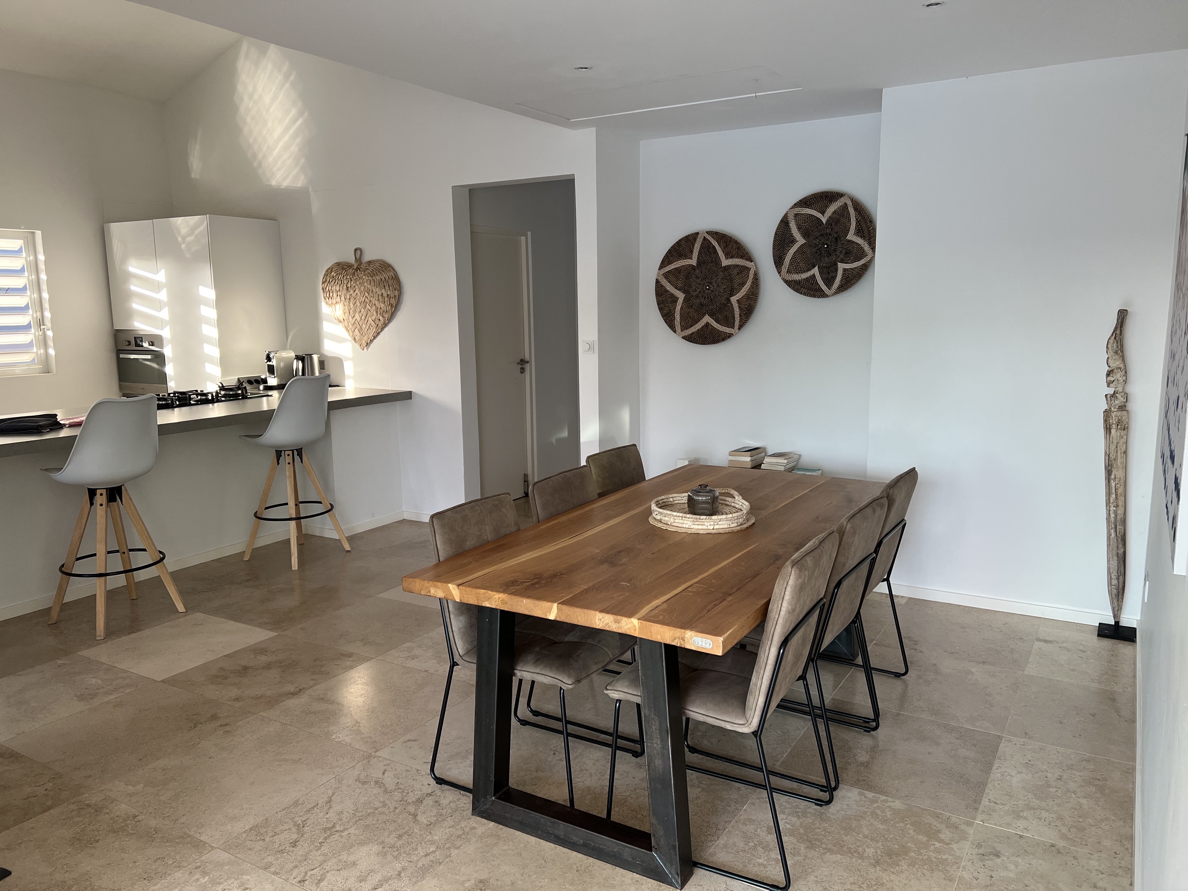 Eettafel en barkrukken Villa Bajano